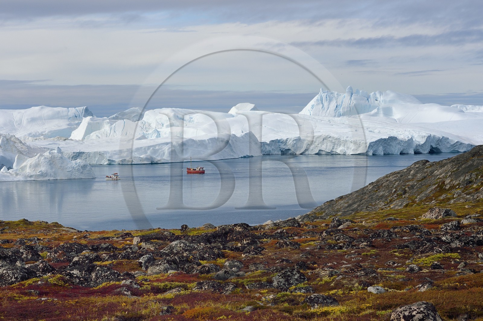 Groenland, cote ouest, baie de Disko, Ilulissat, fjord glacé classé Patrimoine Mondial de l'UNESCO qui est l’embouchure maritime du glacier Sermeq Kujalleq (Jakobshavn Glacier), randonnée sur le site de Sermermiut et bateau de pêche au pied des icebergs