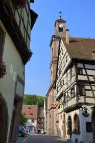 France, Haut-Rhin (68), Riquewihr, labellisé Les Plus Beaux Villages de France, maisons à pans de bois et ancienne église Notre-Dame