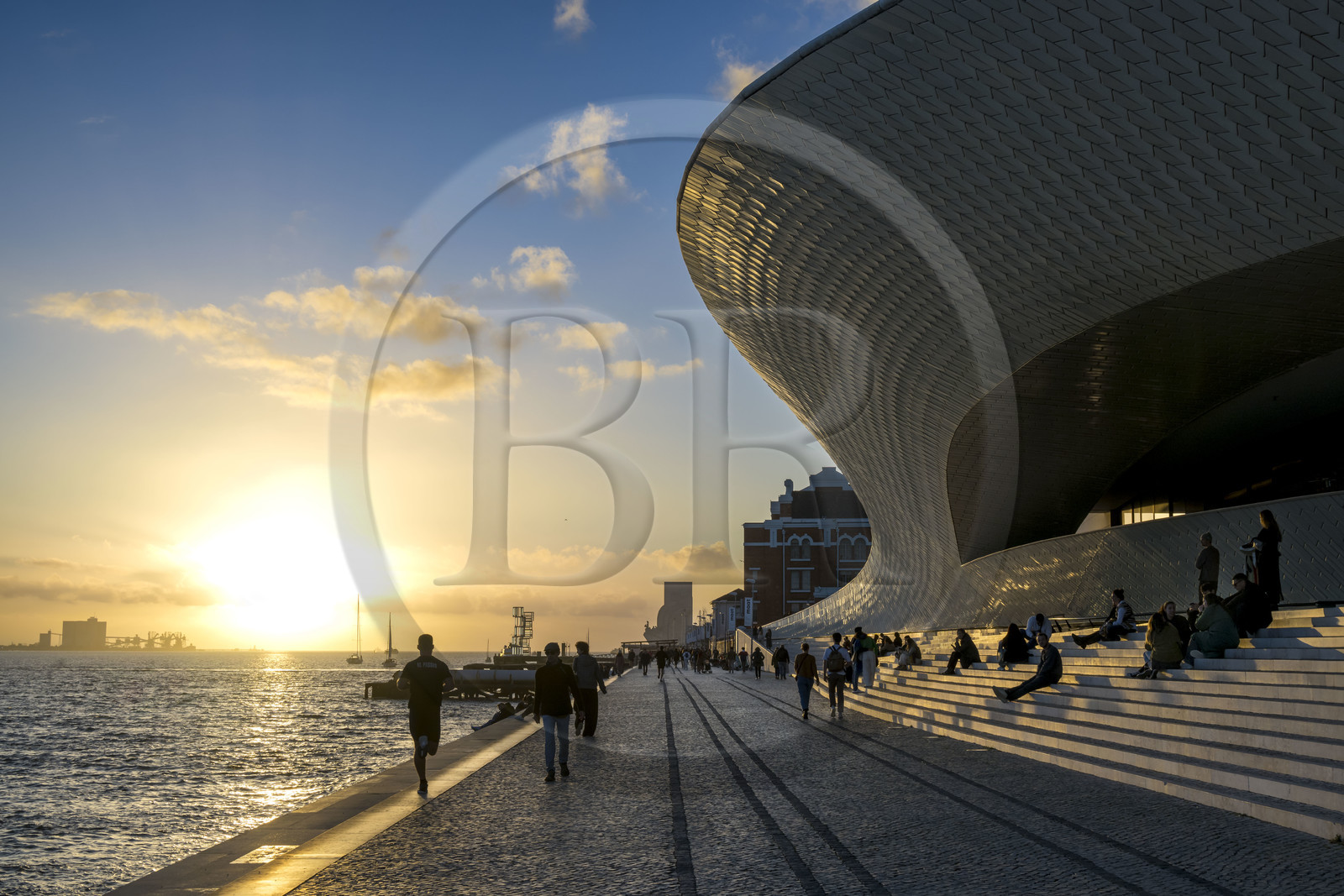 Portugal, Lisbon, Belem district, MAAT (Museum of Art, Architecture and Technology or Museu de Arte, Arquitetura e Tecnologia) on the banks of the Tagus, inaugurated in 2016 and designed by British architect Amanda Levete