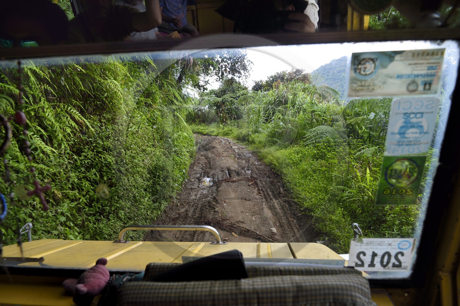 Philippines, province d'Ifugao, région de Banaue, jeepney (jeep allongée pour le transport de passagers) progressant sur une piste de montagne vers Cambulo