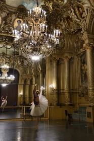 France, Paris (75), Opéra Garnier, échauffements avant d'entrer en scène dans le foyer de la Danse