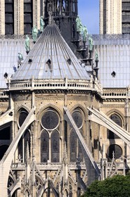 France, Paris (75), île de la Cité, la cathédrale Notre-Dame, le chevet et la flèche domine les statues de cuivre vert-de-grisé des douze apôtres avec les symboles des quatre évangélistes