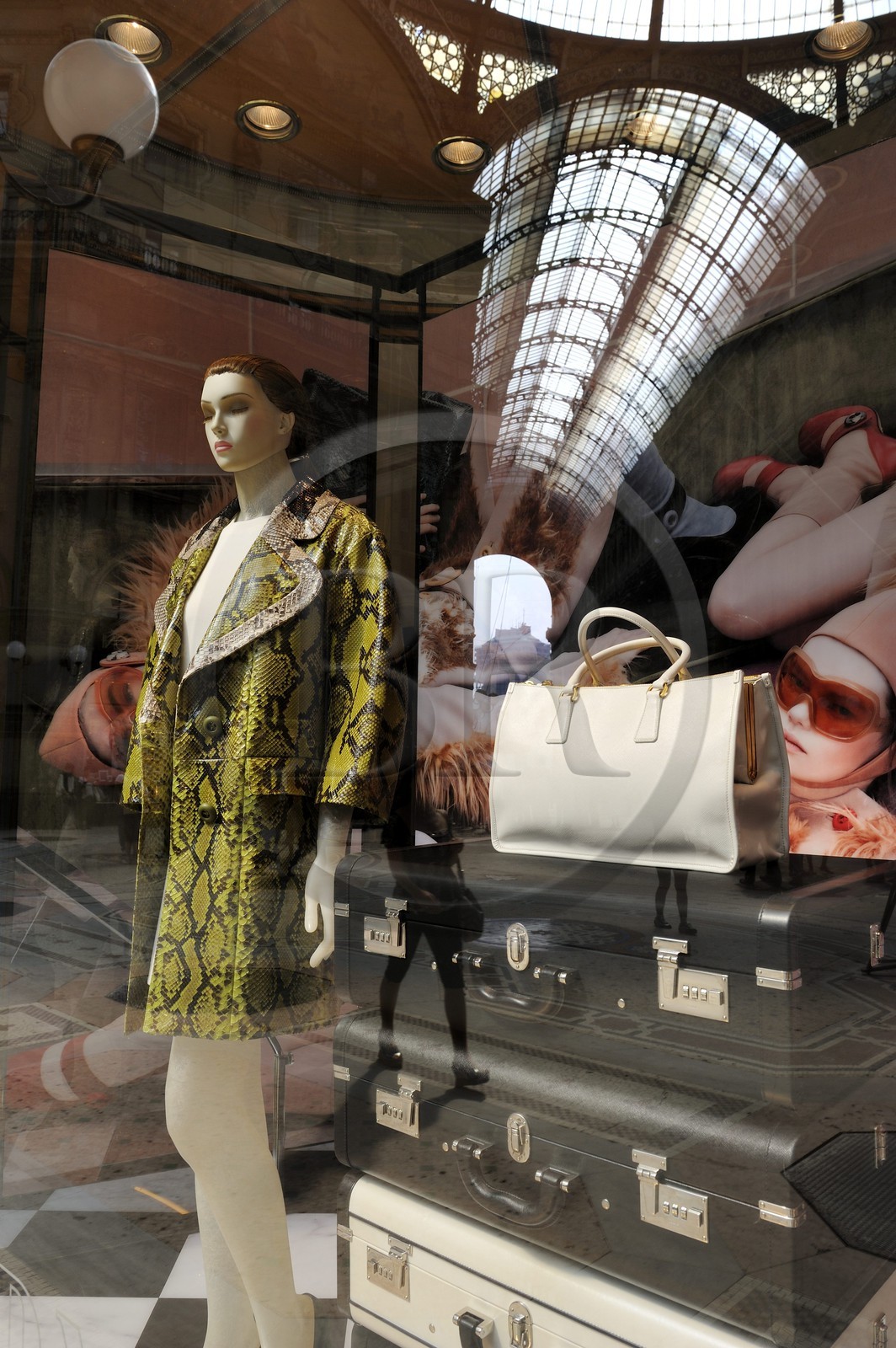 Italie, Lombardie, Milan, la galerie Vittorio Emanuele II, boutique de luxe Prada