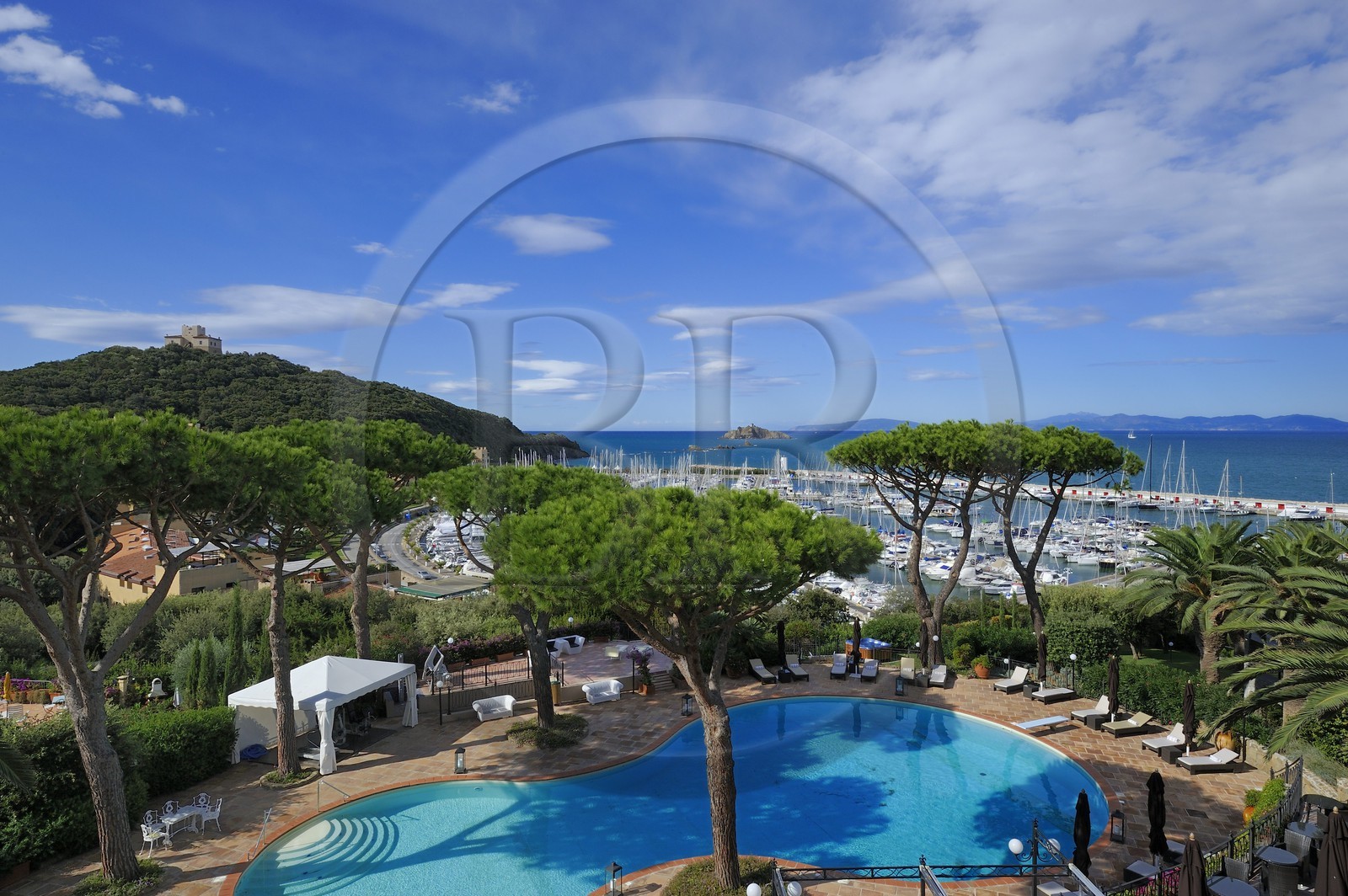 Italie, Toscane, marina de Punta Ala depuis l'hotel Relais & Chateaux Cala del Porto et l'Ile d'Elbe en arrière plan