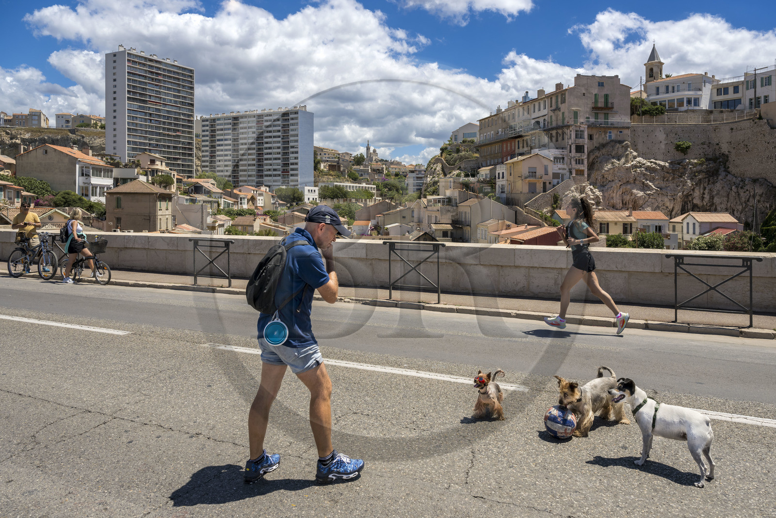 France, Bouches-du-Rhône (13), Marseille, quartier d'Endoume, pont du Vallon des Auffes, la Corniche du Président John Fitzgerald Kennedy piétonne un dimanche par mois au premier plan