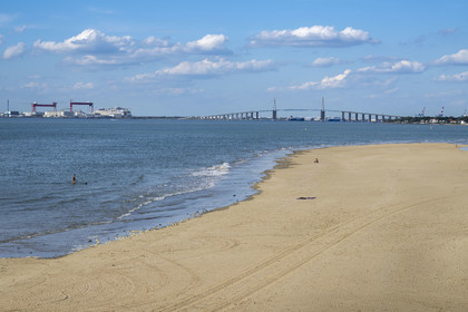 France, Loire-Atlantique (44), Saint-Brévin-Les-Pins, la plage du Pointeau, pont de Saint-Nazaire au-dessus de l'estuaire de la Loire et Saint-Nazaire en arrière plan