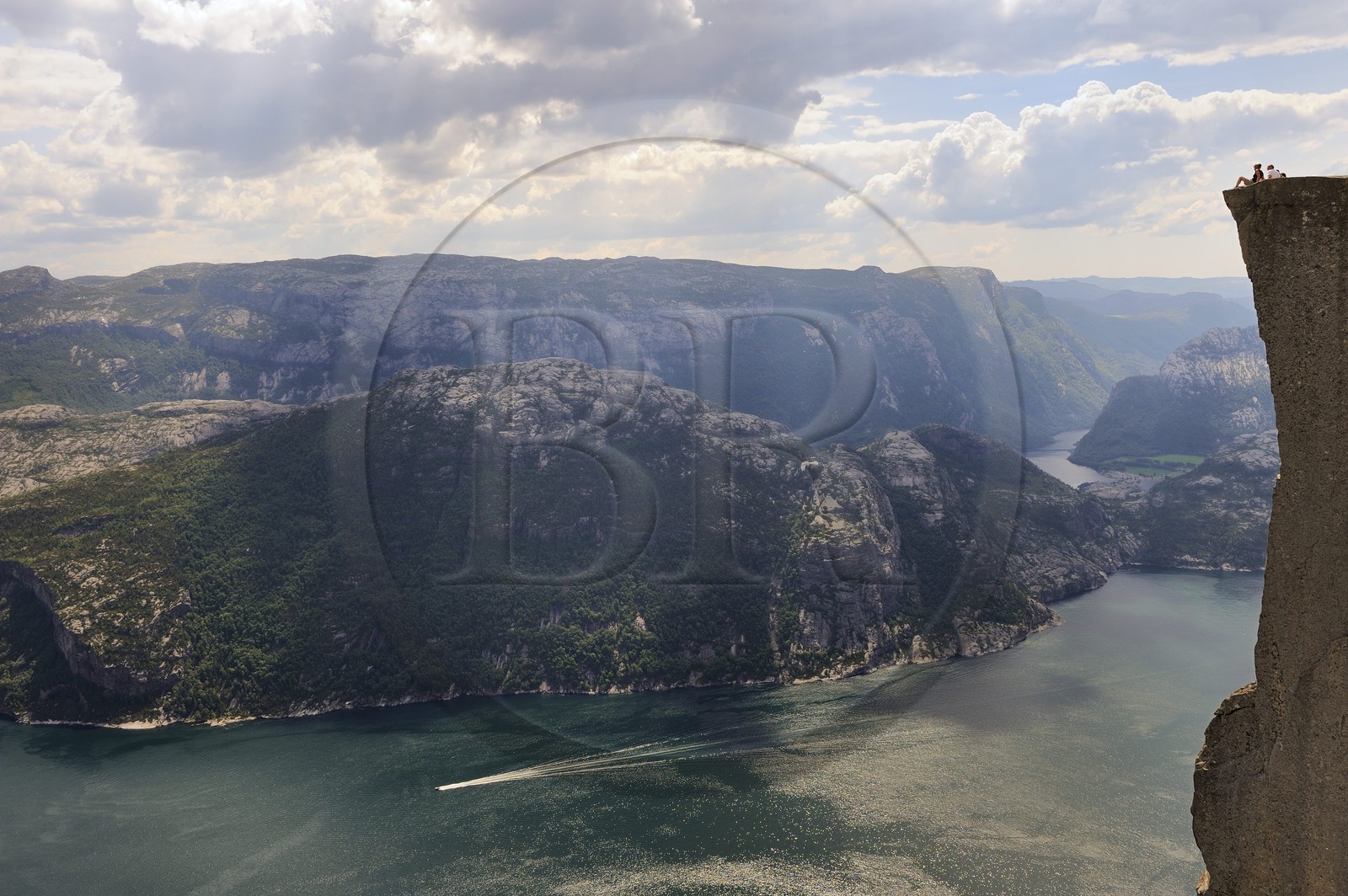 Norvège, Rogaland, le Rocher de La Chaire (Preikestolen) surplombant de 600m le Lysefjord, fjord de Lysebotn
