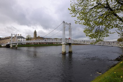 Royaume-Uni, Ecosse, région des Highlands, Inverness, pont passerelle sur la rivière Ness