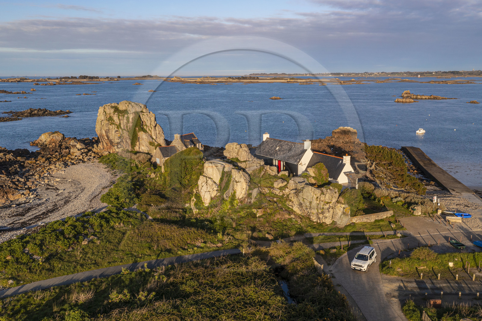 France, Côtes-d'Armor (22), Côte d'Ajoncs, Plougrescant, la plage de Porz Hir ou Pors-hir sur le chemin de Grande Randonnée GR 34 (vue aérienne)
