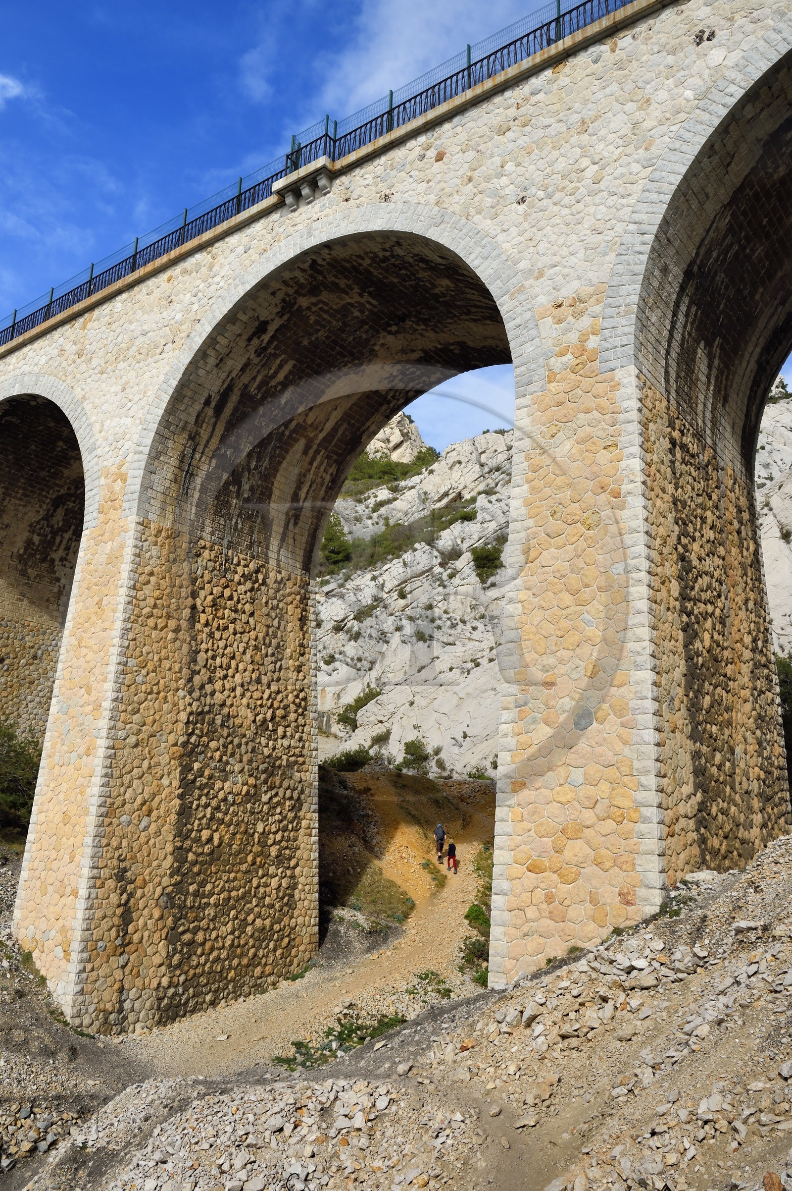 France, Bouches-du-Rhône (13), Ensuès-la-Redonne vers Marseille, la Cote Bleue, randonnée de Niolon au Cap Méjean le long du Sentier des Douaniers, le pont ferroviaire de la calanque de l'Erevine