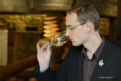 France, Bas-Rhin (67), Route des Vins d'Alsace, Mittelbergheim, labellisé Les Plus Beaux Villages de France, dans les caves du Domaine Wittmann, Romain Iltis, meilleur Sommelier de France en 2012