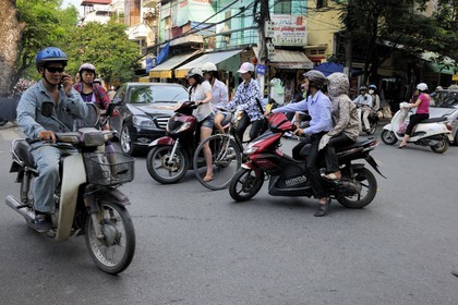 Vietnam, Hanoï, circulation en moto dans la vieille ville