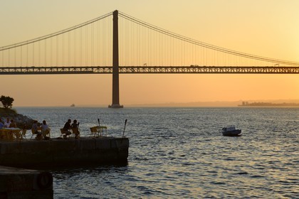 Portugal, région de Lisbonne, commune d'Almada au lieu dit Ponto Final sur la rive sud du Tage, le pont du 25 de Abril