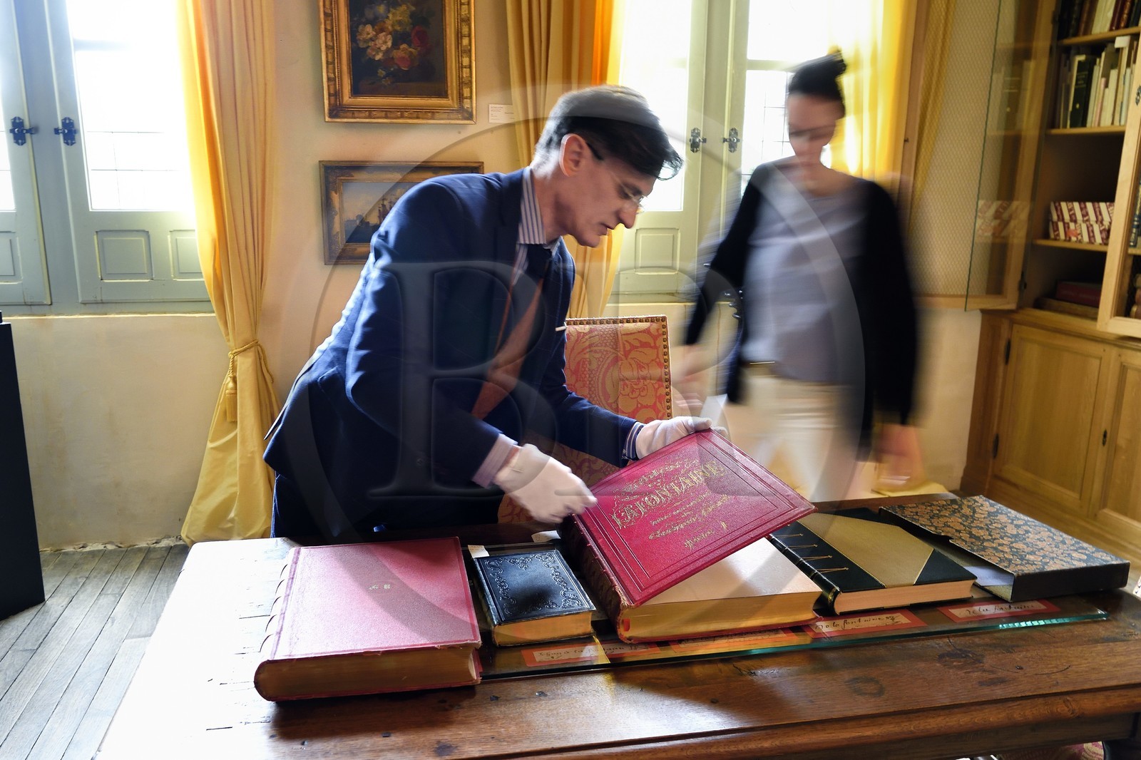 France, Aisne (02), Château-Thierry, Musée Jean de La Fontaine - Ville de Chateau-Thierry, le directeur du pole muséal Nicolas Rousseau et sa directrice adjointe Marie-Mileva Pavlovitch observant le livre des Fables de La Fontaine, édition illustrée (1867, in-folio) par Gustave Doré