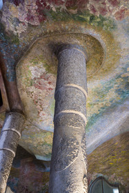 Espagne, Catalogne, Barcelone, quartier de l'Eixample, Passeig de Gracia, Pedrera ou Casa Mila (1905-1910) de l'architecte du modernisme catalan Antoni Gaudi, site classé au Patrimoine Mondial de l'UNESCO, fresques et colonnes de l'entrée principale