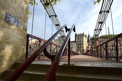 France, Rhône (69), Lyon, site historique classé Patrimoine Mondial de l'UNESCO, quai Bondy et la passerelle Saint Vincent sur la Saône