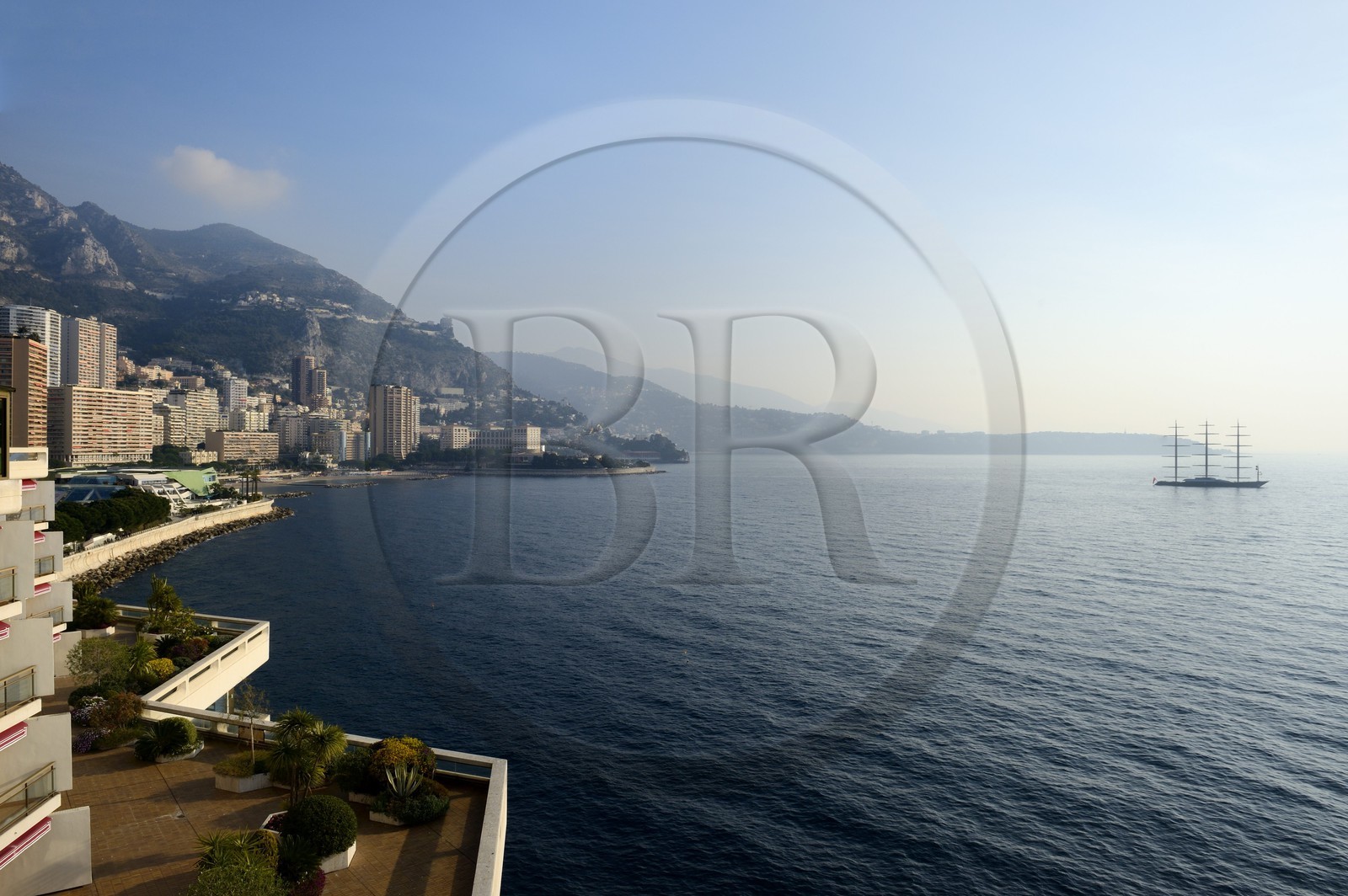 Principauté de Monaco, Monaco, Monte-Carlo, l'Hotel Fairmont domine la rade de Monaco Principauté de Monaco, Monaco, Monte-Carlo, l'Hotel Fairmont domine la rade de Monaco