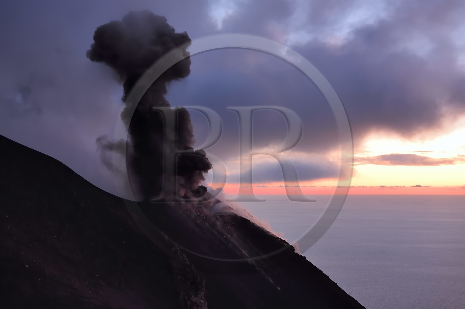 Italie, Sicile, iles Eoliennes, classées Patrimoine Mondial de l'UNESCO, ile de Stromboli, éruption et projection de bombes de lave sur les pentes du volcan actif au coucher de soleil
