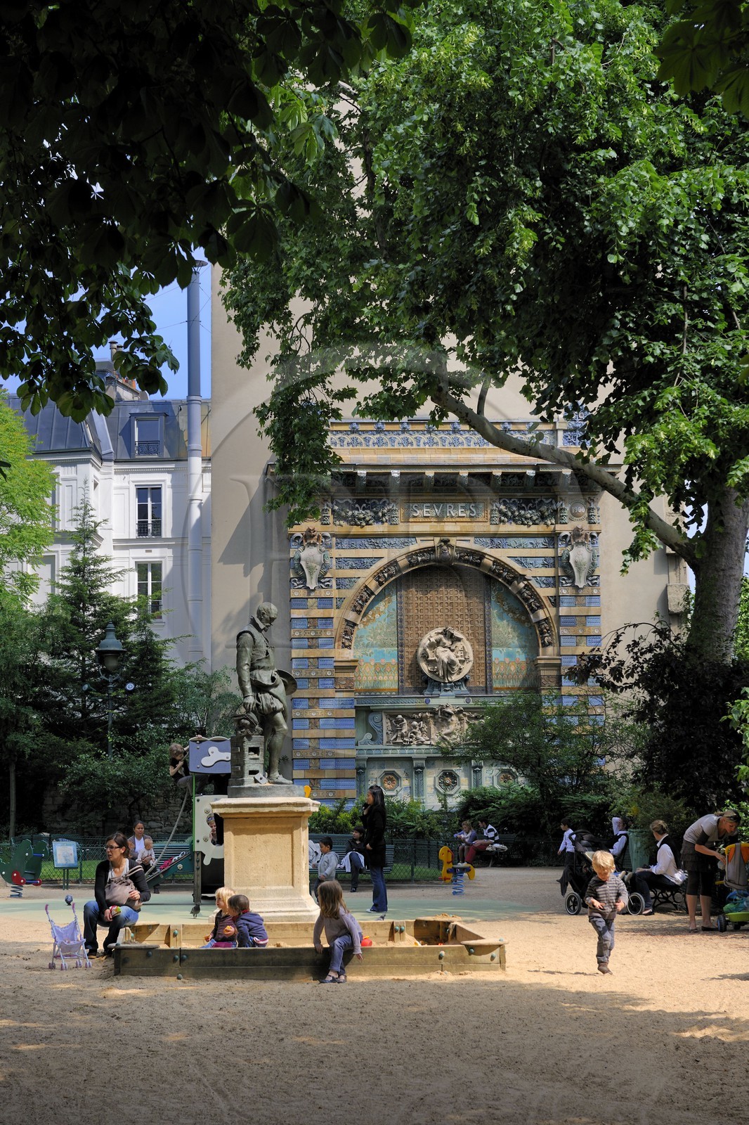 France, Paris (75), église Saint-Germain-des-Prés, statue de Bernard Palissy dans le square attenant