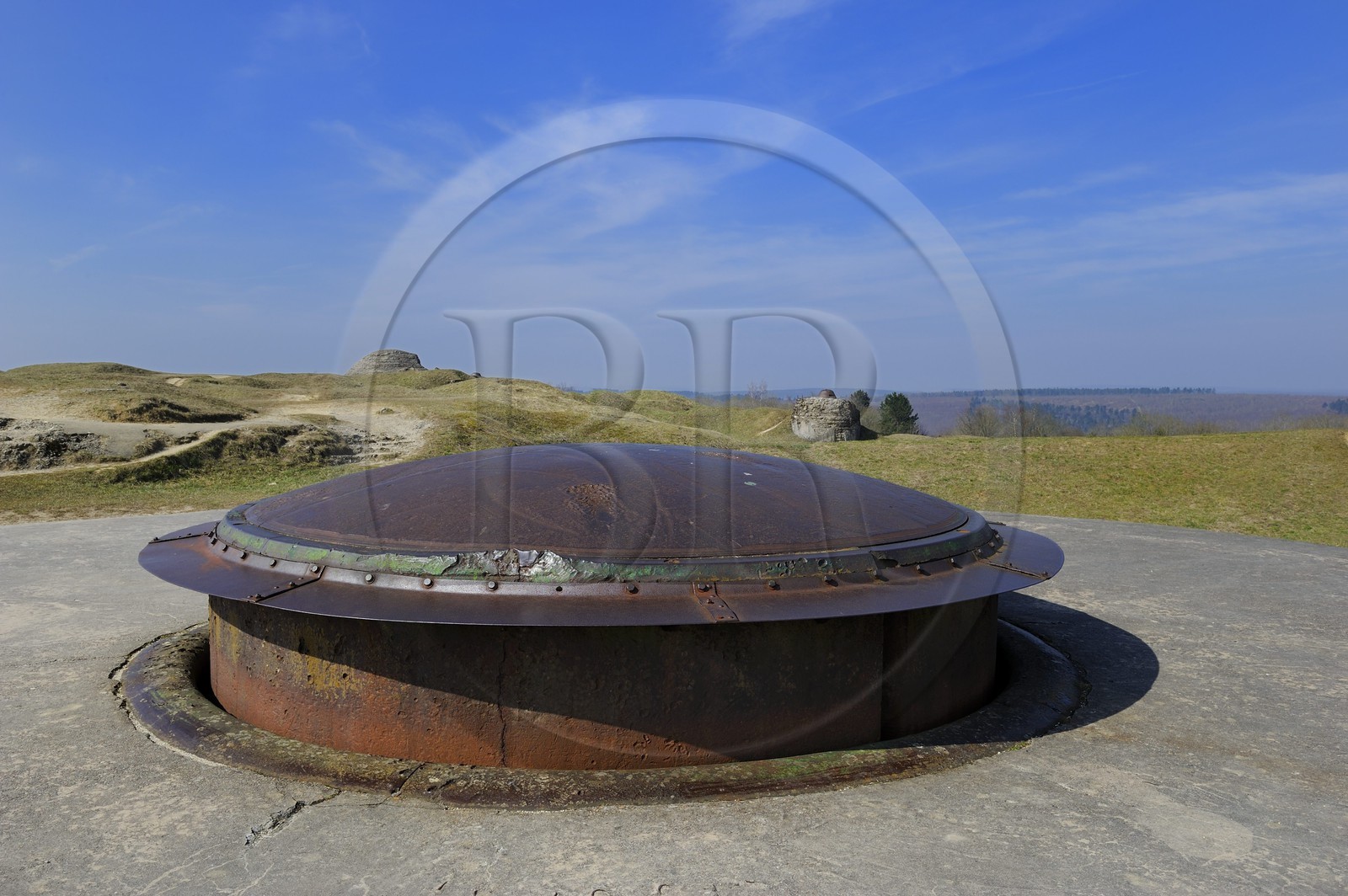 France, Meuse (55), Douaumont, fort de Douaumont, pièce maîtresse de la défense autour de Verdun qui fut pris par les allemands en 1916 puis repris par les troupes coloniales du Maroc la même année, tourelle de mitrailleuse et son observatoire en arrière-plan