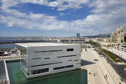 France, Bouches-du-Rhône (13), Marseille, Zone Euroméditerranée, Esplanade J4, La Villa Méditerranée de l'architecte Stefano Boeri, la Cathédrale La Major (XIXe siècle) et la tour CMA CGM de l'architecte Zaha Hadid en arrière plan