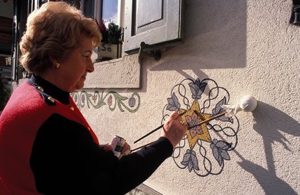 Suisse, région de Bern (Oberland Bernois), Saanenland, Gstaad, décoration traditionnelle des maisons