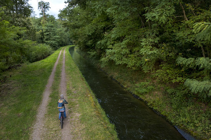 France, Nièvre (58), Parc naturel régional du Morvan, Montigny-en-Morvan en aval du lac de Pannecière, cycliste sur le chemin bordant la Rigole d’Yonne qui puise les eaux de l'Yonne au lac de Pannecière et alimente le canal du Nivernais (vue aérienne)