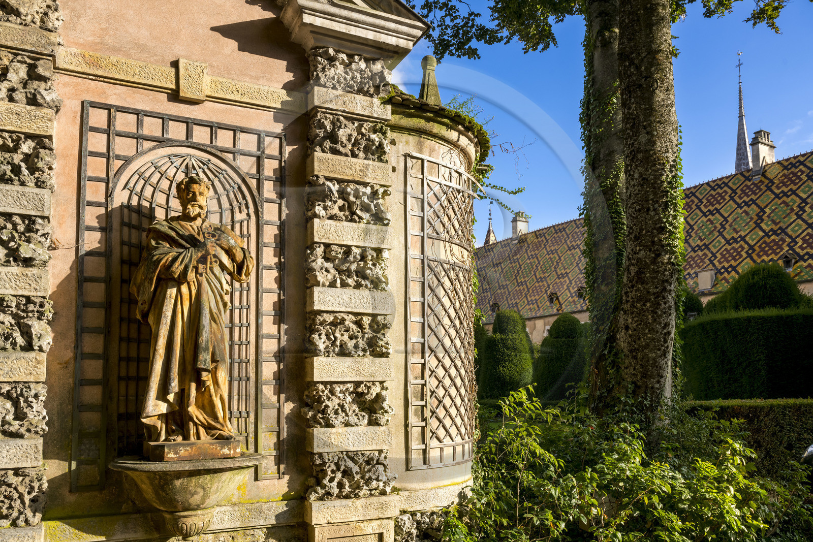 France, Côte-d'Or (21), Beaune, zone classée Patrimoine Mondial de l'UNESCO, Hospices de Beaune, l'Hôtel-Dieu, statue dans les jardins