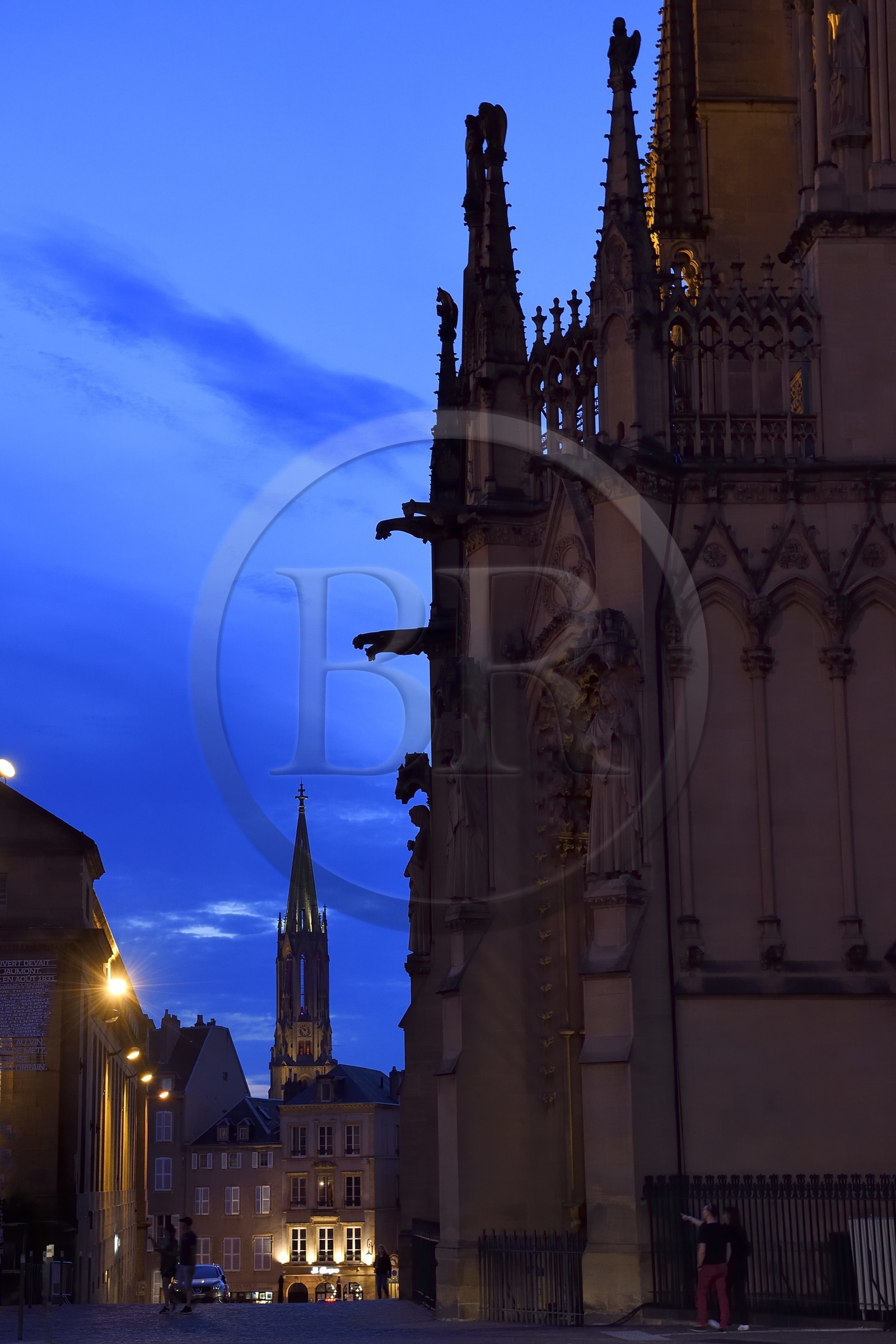 France, Moselle (57), Metz, la cathédrale Saint-Etienne et le clocher de l'ancien temple de Garnison en arrière plan