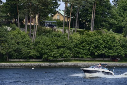 Suède, archipel de Stockholm, Lännerstasundet, hors-bord, belle villa et voiture de collection