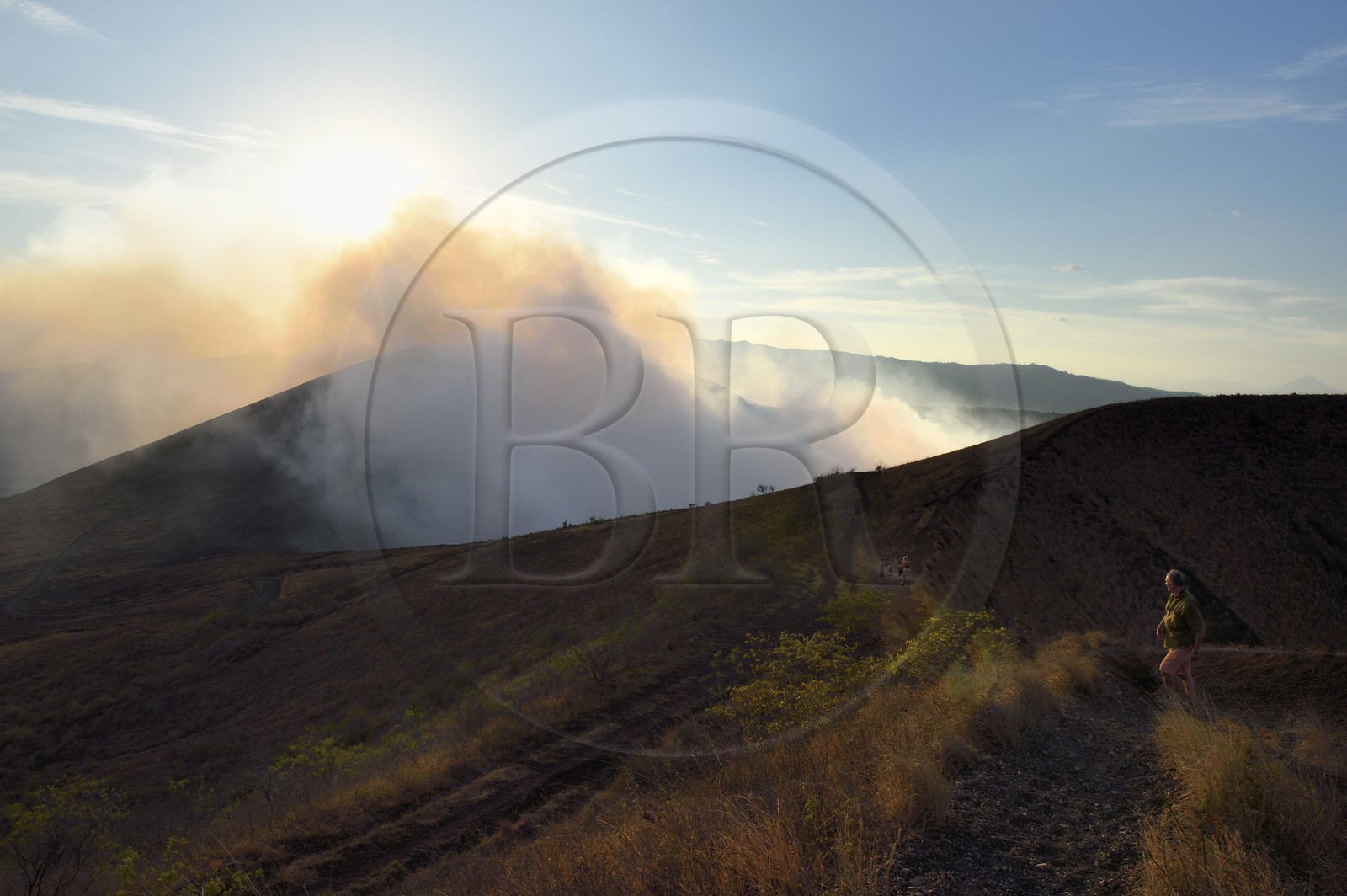 Nicaragua, Masaya, Parc national du Volcan Masaya (Parque Nacional Volcan Masaya), le cratère Santiago toujours actif Nicaragua, Masaya, Parc national du Volcan Masaya (Parque Nacional Volcan Masaya), le cratère Santiago toujours actif