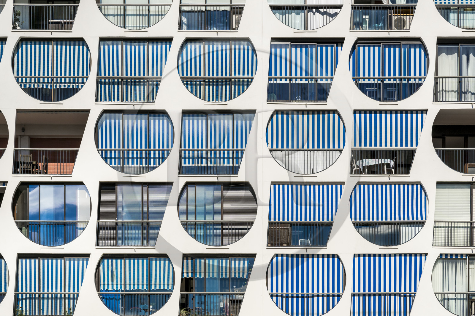 France, Hérault (34), La Grande-Motte, labellisé patrimoine du XXème siècle, quartier du port, facade de l'immeuble Le Delta des architectes Jean Balladur et Jean-Bernard Tostivint