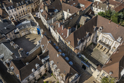France, Côte-d'Or (21), Dijon, zone classée Patrimoine Mondial de l'UNESCO, hotels particuliers rue Vauban, l'Hotel Legouz de Gerland construite en 1538 à gauche et l'Hotel Bouhier de Savigny construit vers 1640 à droite (vue aérienne)