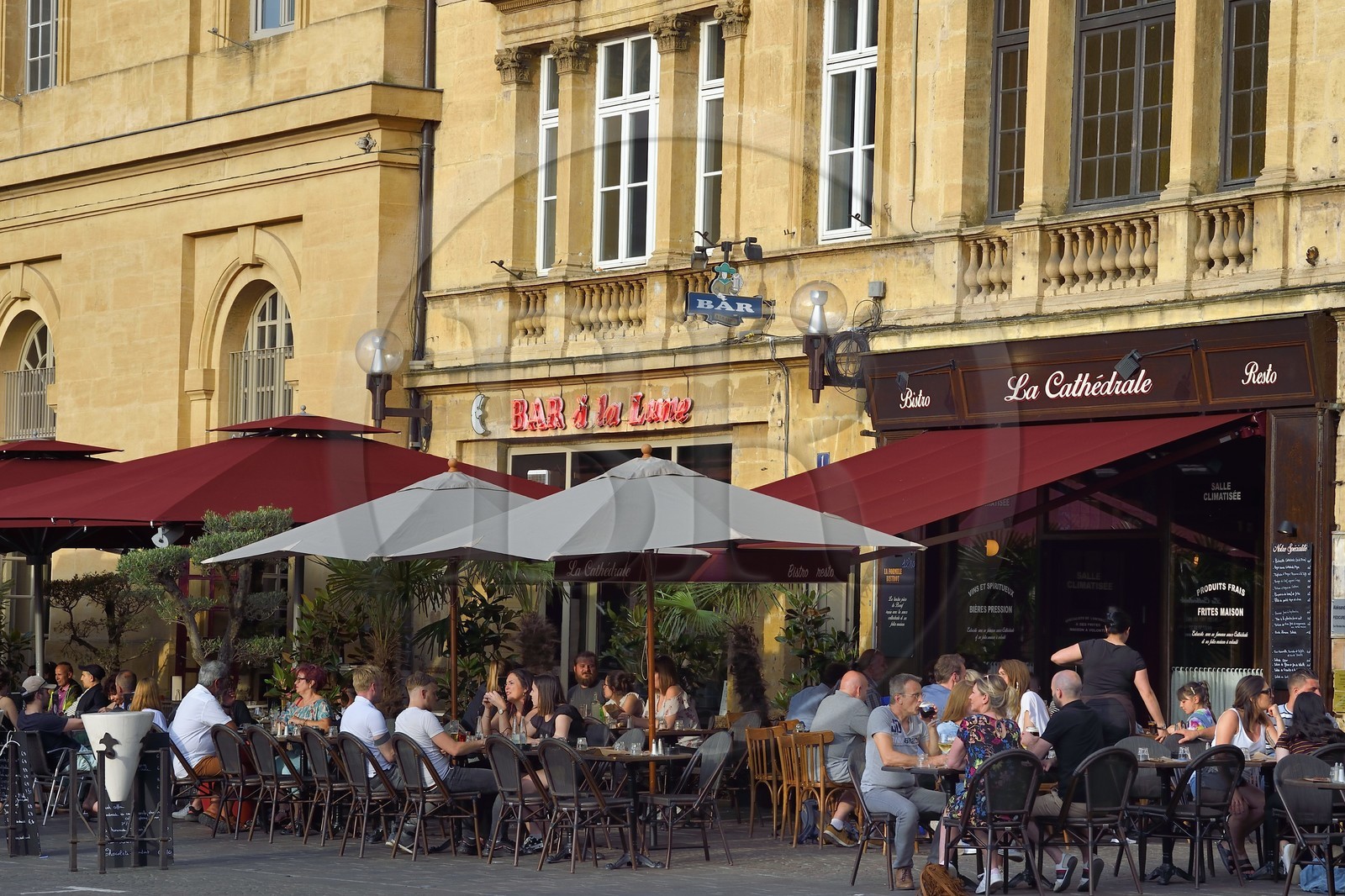 France, Moselle (57), Metz, terrasse de Café place Jean Paul 2