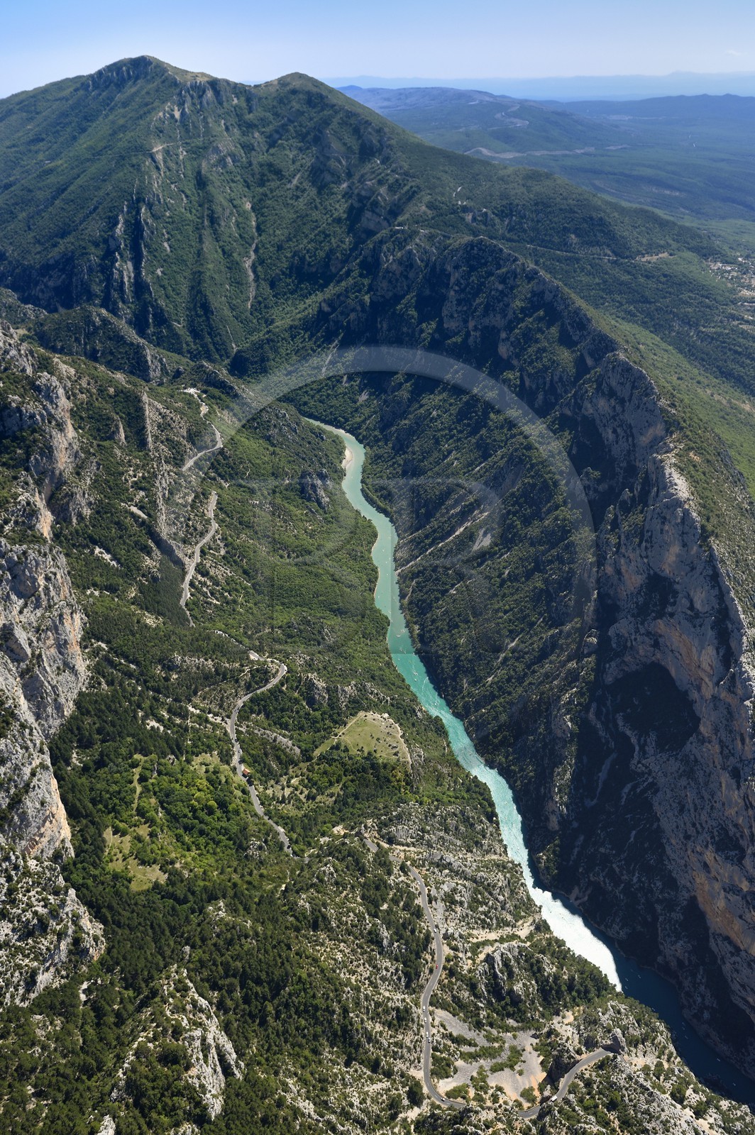 Var (83) rive gauche et Alpes-de-Haute-Provence (04) rive droite, Parc Naturel Régional du Verdon, le Grand Canyon des Gorges du Verdon entre Le Galetas et le Cirque de Vaumale en arrière plan (vue aérienne)