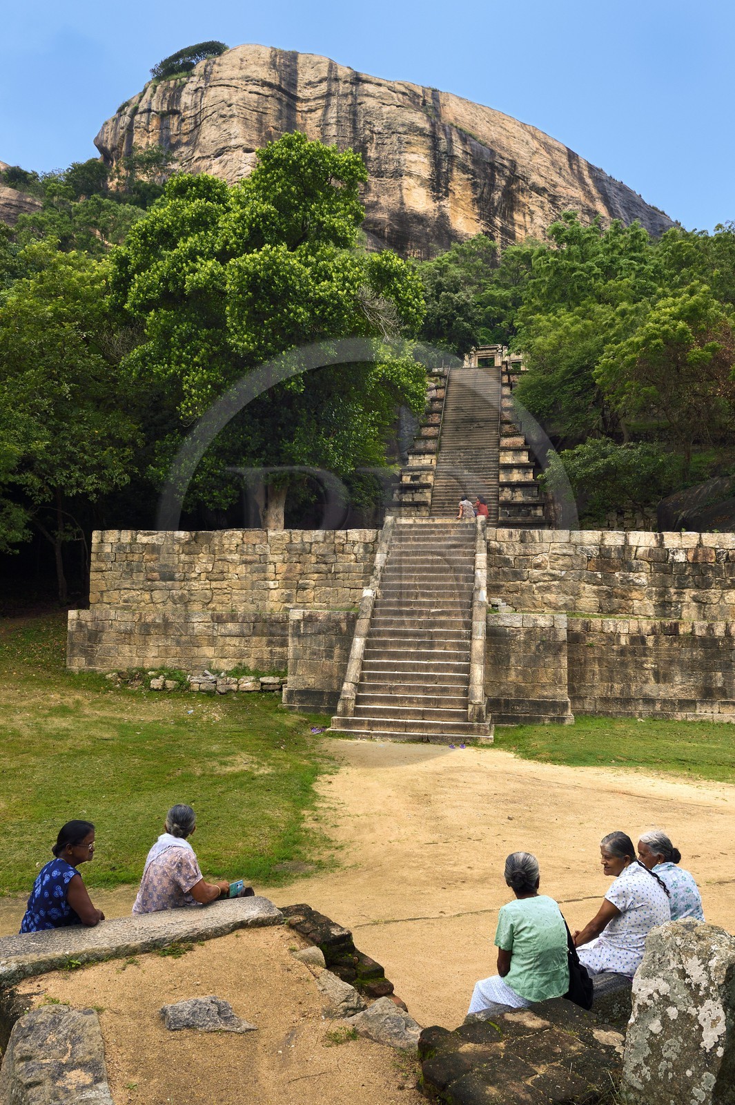 Sri Lanka, Province du Nord Ouest, le grand escalier de la forteresse de granit de Yapahuwa, éphémère capitale du pays au XIIIème siècle
