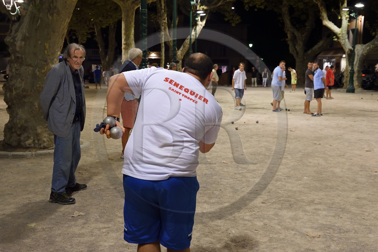 France, Var (83), Saint-Tropez, joueurs de pétanque sur la Place des Lices à la nuit tombée