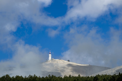 France, Vaucluse (84), Parc Naturel Régional du Mont Ventoux, Bedoin, la station météo au sommet du Mont Ventoux (1910m) et le versant sud de la montagne