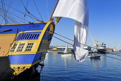 France, Finistère (29), port de Brest, la frégate L'Hermione, réplique du trois-mats qui transporta le marquis de Lafayette en Amérique en 1780, la poupe
