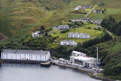Royaume-Uni, Ecosse, Hébrides intérieures, Ile de Islay, Port Askaig, distillerie de whisky Caol Ila (vue aérienne)