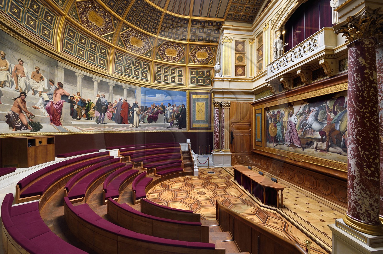 France, Paris (75), quartier de Saint-Germain-des-Prés, Ecole nationale supérieure des Beaux-Arts, l'Amphithéatre d'honneur, la peinture murale de Paul Delaroche et à droite le tableau de Jean-Dominique Ingres Romulus vainqueur d'Acron