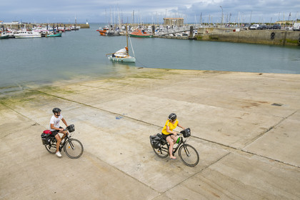France, Vendée (85), île de Noirmoutier, randonnée à bicyclette au port de L'Herbaudière