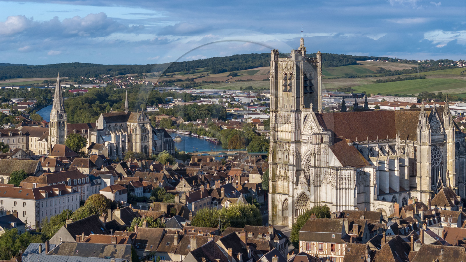 France, Yonne (89), Auxerre, la cathédrale Saint-Etienne au premier plan, l'abbaye Saint-Germain au bord de l’Yonne et les collines qui entourent la ville en arrière plan (vue aérienne)