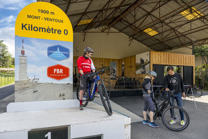 France, Vaucluse (84), Parc Naturel Régional du Mont Ventoux, Bedoin, Rêve de Vélo, magasin de vente et location de vélos au km 0 de l'ascension du Mont Ventoux