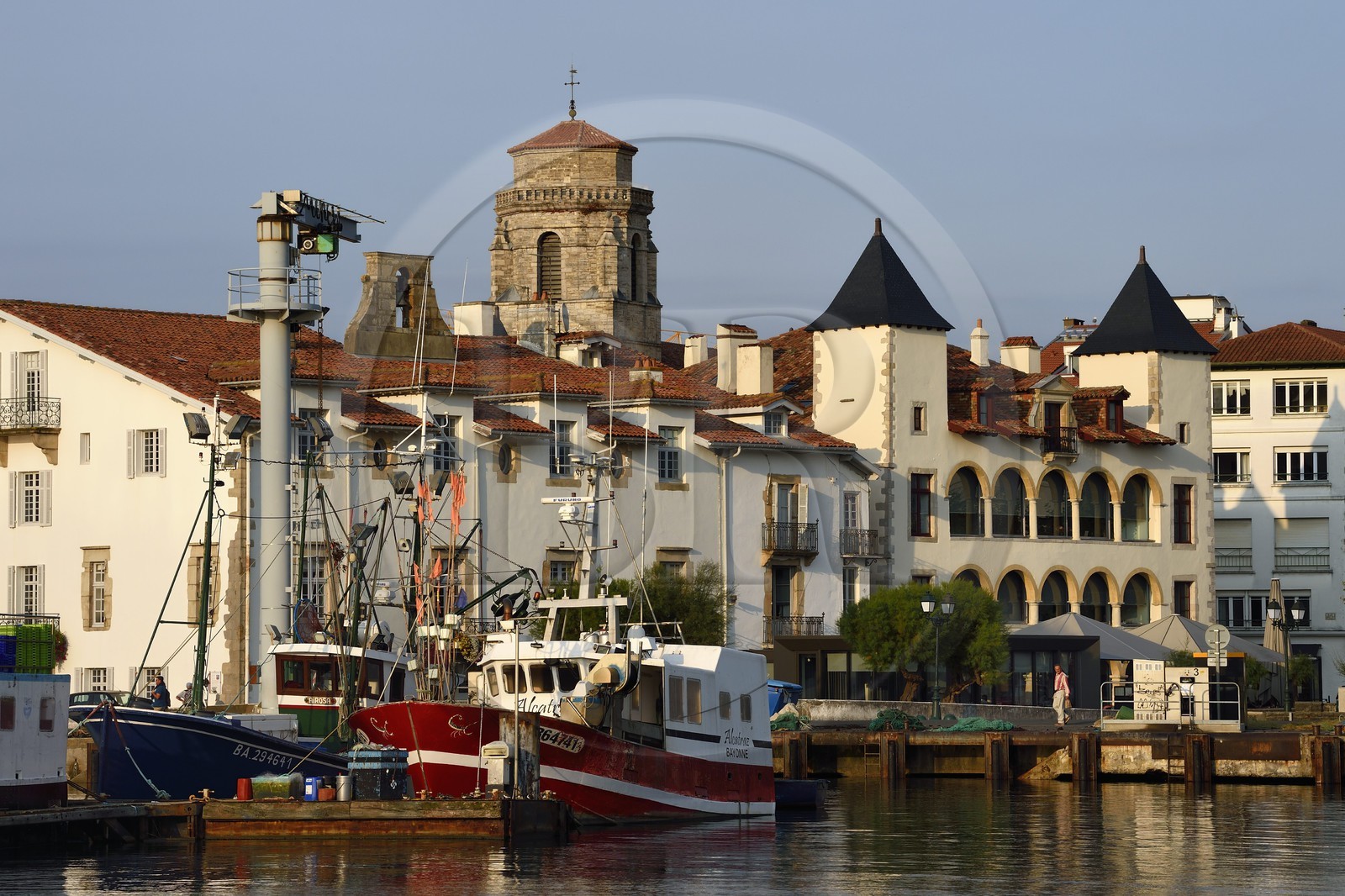 France, Pyrénées-Atlantiques (64), Pays-Basque, Saint-Jean-de-Luz, le port de pêche, la facade blanche de l'hotel de ville, la maison de Louis XIV à droite et l'église Saint-Jean-Baptiste en arrière plan