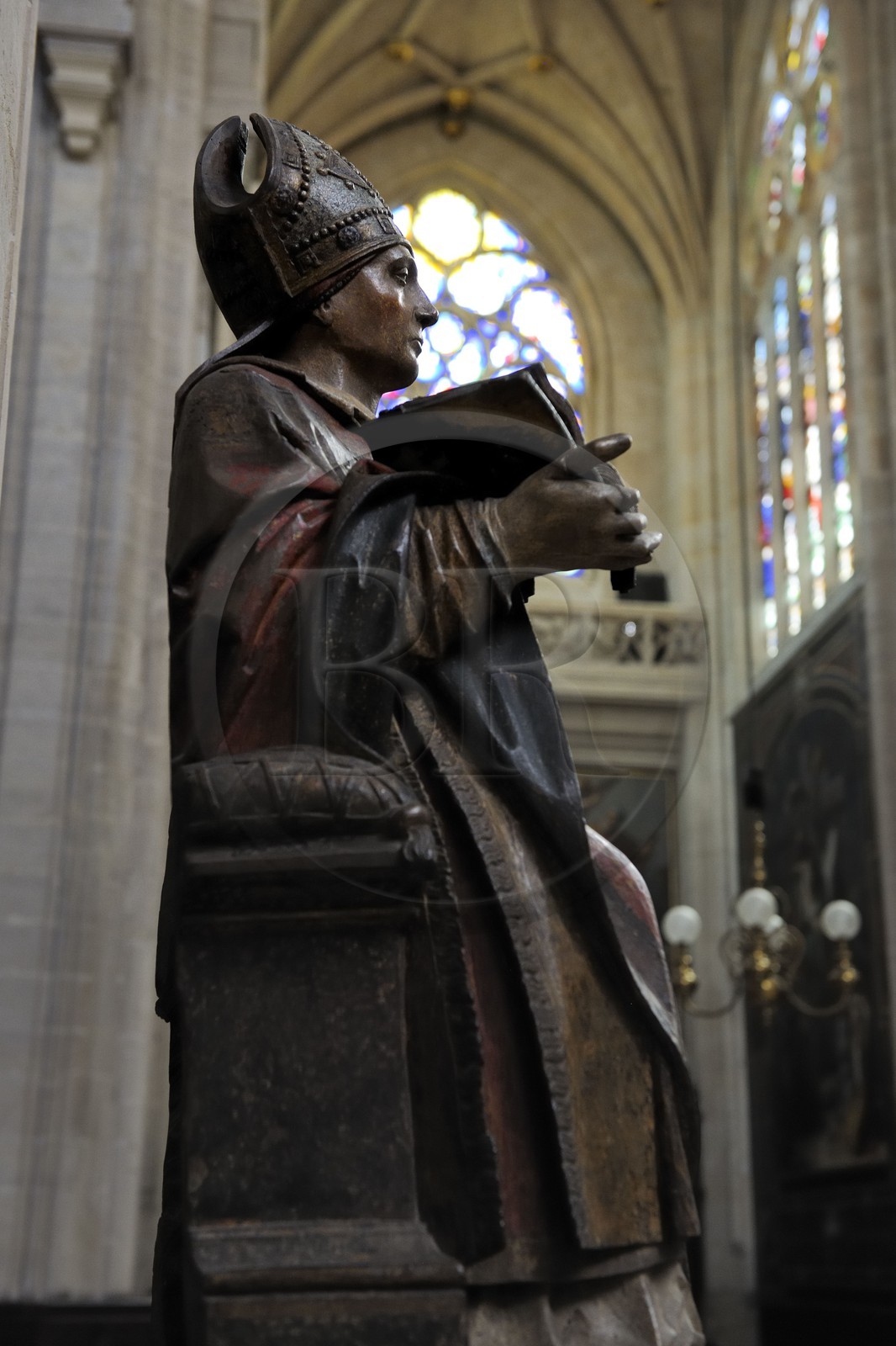 France, Paris (75), église Saint-Germain-l'Auxerrois, statue en bois polychrome de Saint-Germain-l'Auxerrois du 15ème siècle