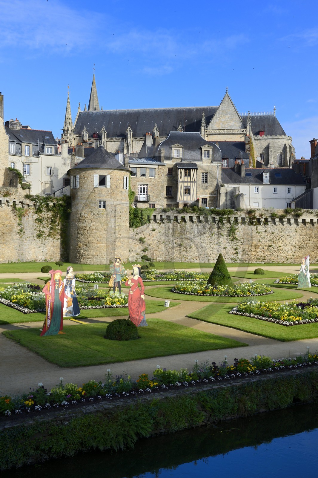 France, Morbihan (56), Golfe du Morbihan, Vannes, le jardin des remparts bordé par la rivière Sené, la Tour poudrière et la cathédrale Saint-Pierre en arrière-plan