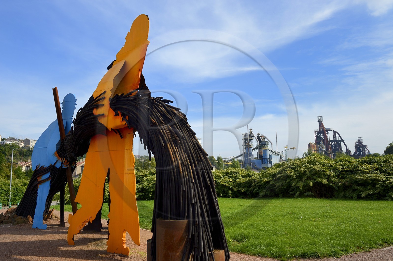 France, Moselle (57), Vallée de la Fensch, Hayange, sculpture de Luc Le Mercier avec en arrière plan les derniers Hauts-fourneaux (dit de Florange) du groupe ArcelorMittal