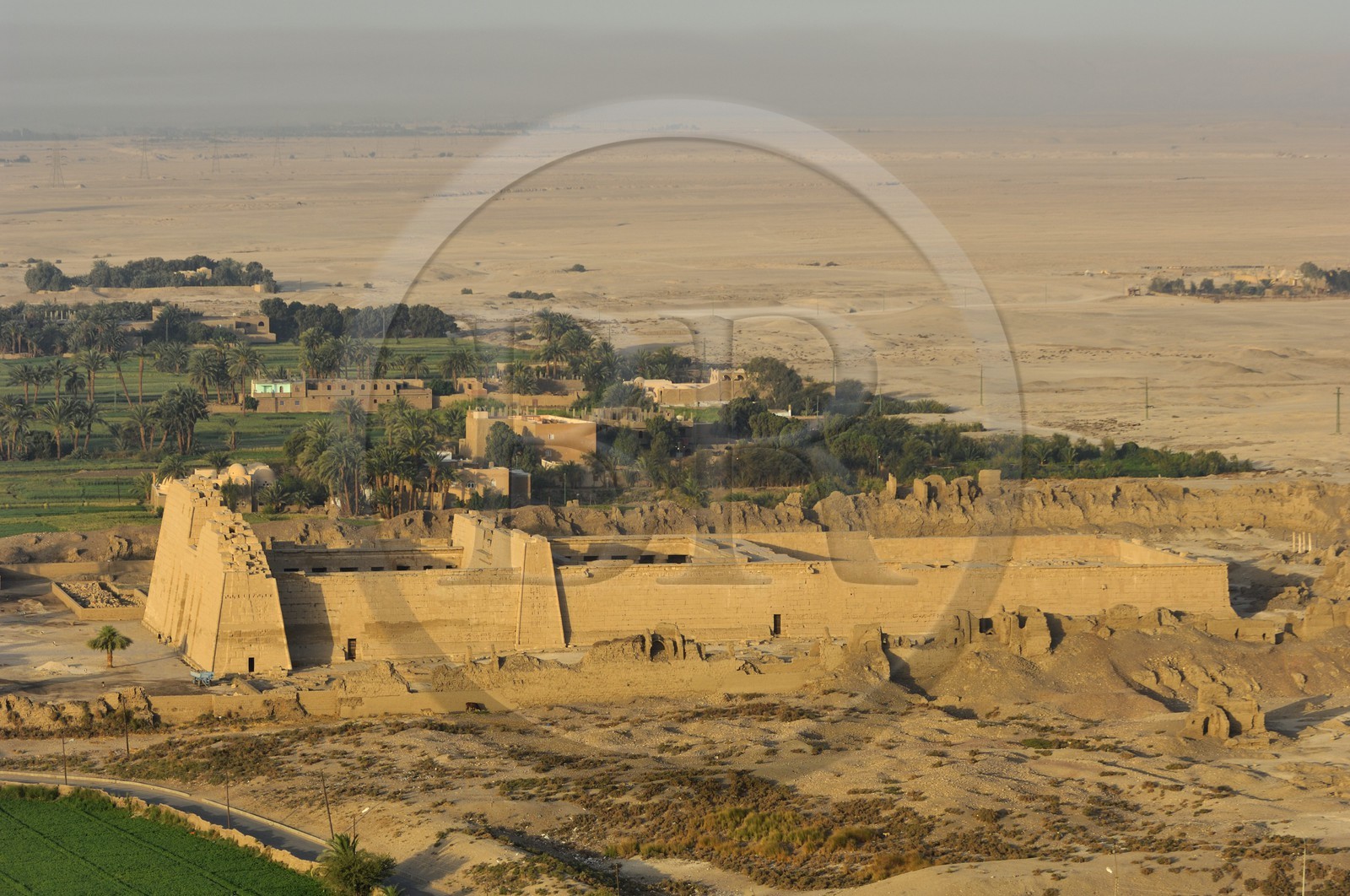Egypte, Haute Egypte, vallée du Nil, environs de Louxor, nécropole thébaine classée Patrimoine Mondial de l'UNESCO, Thèbes Ouest, Medinet Habou, temple de Ramses III (vue aérienne)
