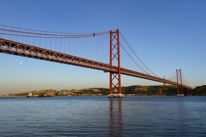 Portugal, Lisbonne, le pont du 25 de Abril sur le Tage et le  le Cristo Rei (Christ Roi)